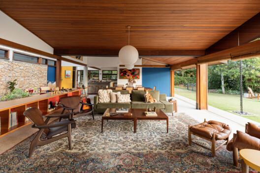 São Roque House / Gema Arquitetura São Roque House / Gema Arquitetura - Interior Photography, Living Room, Wood, Table, Chair