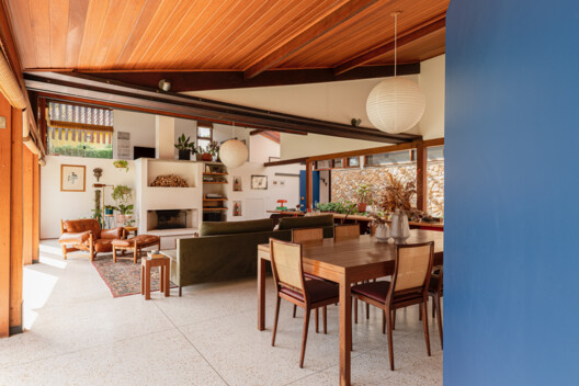 São Roque House / Gema Arquitetura São Roque House / Gema Arquitetura - Interior Photography, Dining room, Wood, Table, Lighting, Chair