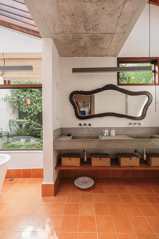 São Roque House / Gema Arquitetura São Roque House / Gema Arquitetura - Interior Photography, Bathroom, Wood, Lighting, Sink, Beam, Countertop