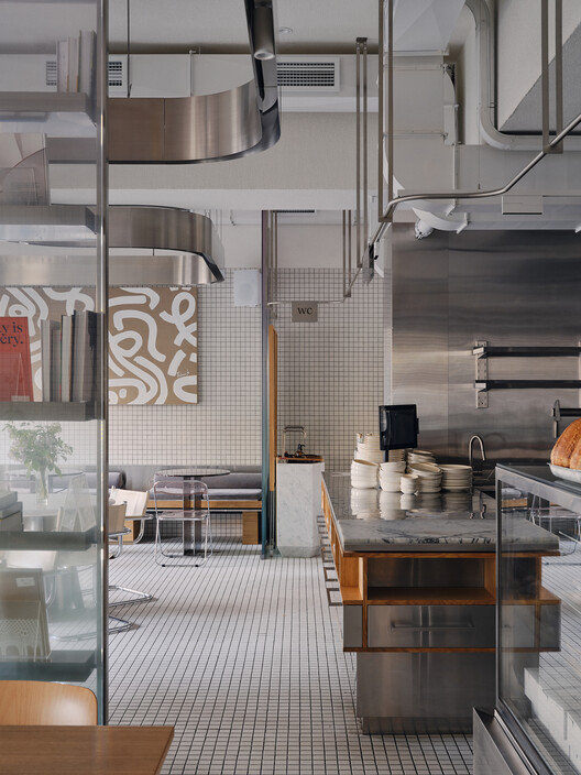 Cafeteria Atmospheric Urban Cafe / SNOB Architects - Fotografia de Interiores, Cozinha, Iluminação, Bancada, Vidro, Cadeira, Pia