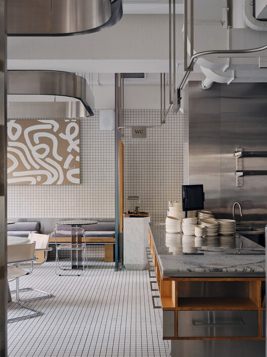 Cafeteria Atmospheric Urban Cafe / SNOB Architects - Fotografia de Interiores, Cozinha, Bancada, Iluminação, Pia, Vidro
