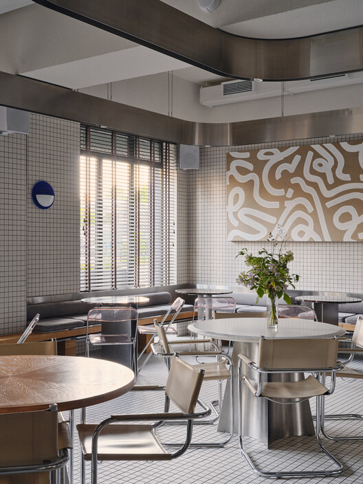 Cafeteria Atmospheric Urban Cafe / SNOB Architects - Fotografia de Interiores, Cadeira, Mesa, Iluminação