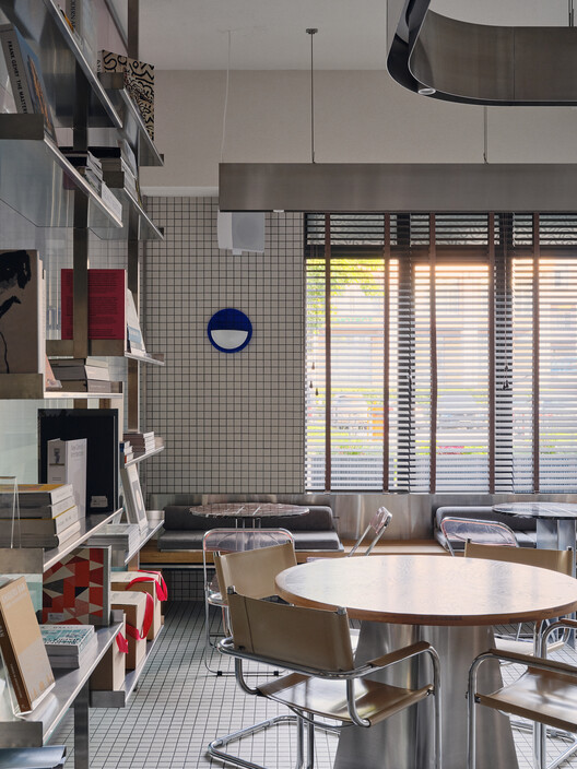 Cafeteria Atmospheric Urban Cafe / SNOB Architects - Fotografia de Interiores, Mesa, Iluminação, Cadeira, Vidro