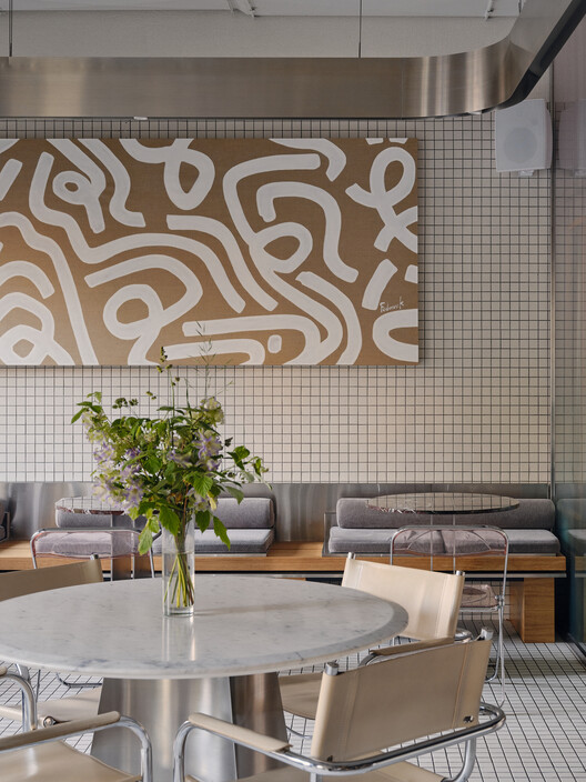 Cafeteria Atmospheric Urban Cafe / SNOB Architects - Fotografia de Interiores, Sala de Estar, Madeira, Mesa, Iluminação, Cadeira