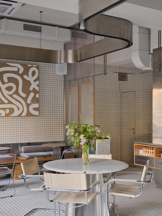 Cafeteria Atmospheric Urban Cafe / SNOB Architects - Fotografia de Interiores, Cadeira, Mesa, Iluminação