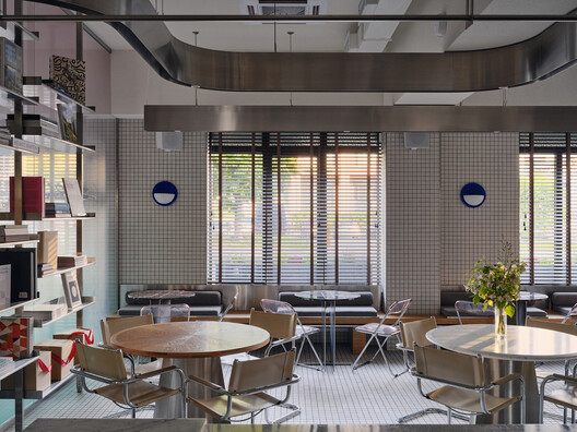 Cafeteria Atmospheric Urban Cafe / SNOB Architects - Fotografia de Interiores, Sala de Jantar, Mesa, Cadeira, Iluminação, Vidro