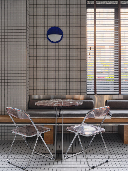 Cafeteria Atmospheric Urban Cafe / SNOB Architects - Fotografia de Interiores, Cadeira