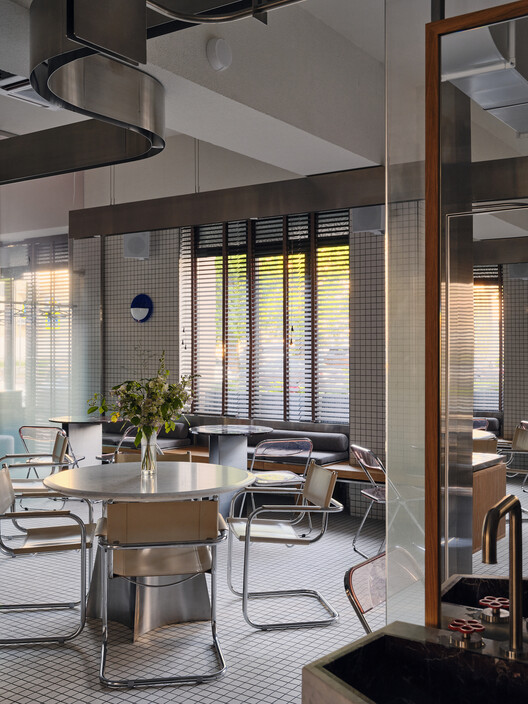 Cafeteria Atmospheric Urban Cafe / SNOB Architects - Fotografia de Interiores, Cadeira, Mesa, Iluminação, Vidro