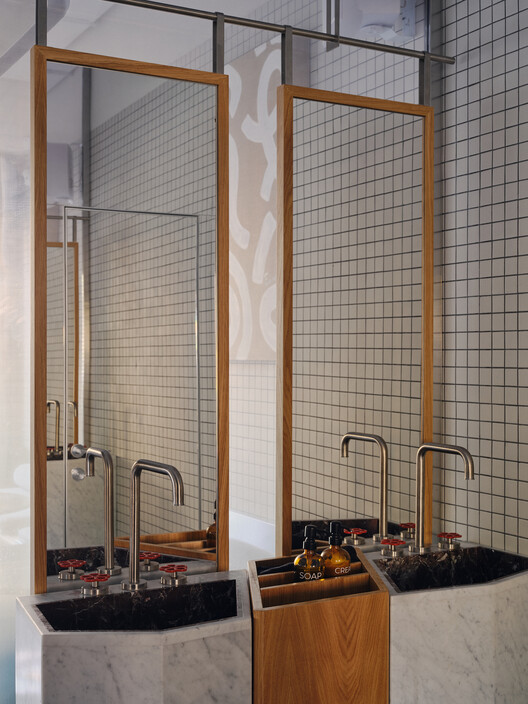 Cafeteria Atmospheric Urban Cafe / SNOB Architects - Imagem 15 de 27