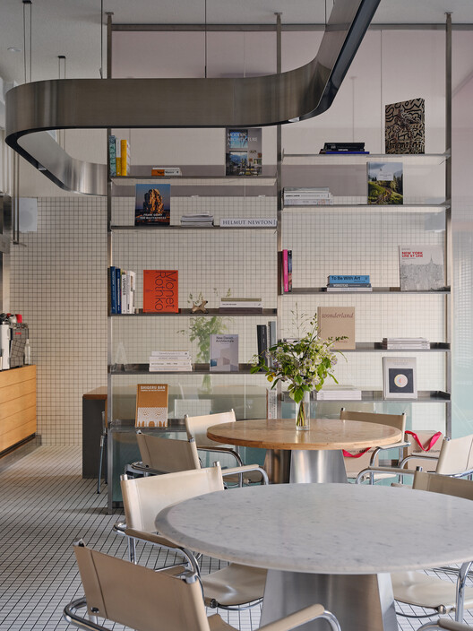 Cafeteria Atmospheric Urban Cafe / SNOB Architects - Fotografia de Interiores, Cozinha, Iluminação, Mesa, Cadeira, Prateleira, Vidro