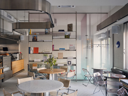 Cafeteria Atmospheric Urban Cafe / SNOB Architects - Fotografia de Interiores, Cozinha, Cadeira, Mesa, Iluminação, Vidro
