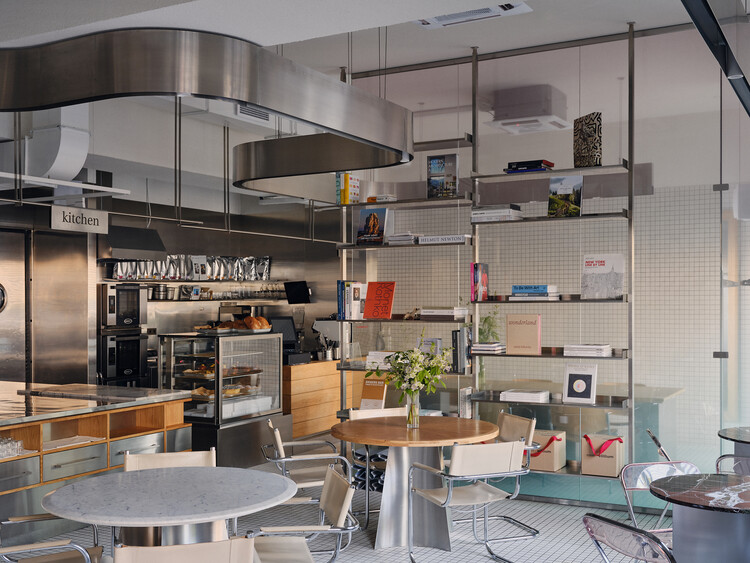 Cafeteria Atmospheric Urban Cafe / SNOB Architects - Fotografia de Interiores, Cozinha, Cadeira, Mesa, Iluminação, Vidro, Prateleira