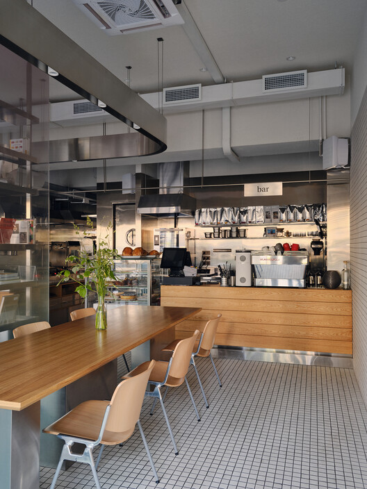 Cafeteria Atmospheric Urban Cafe / SNOB Architects - Fotografia de Interiores, Cozinha, Cadeira