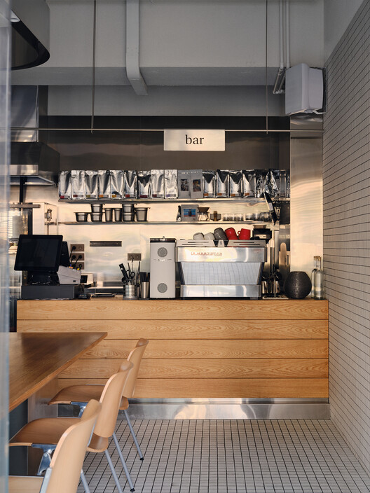 Cafeteria Atmospheric Urban Cafe / SNOB Architects - Fotografia de Interiores, Cozinha, Cadeira