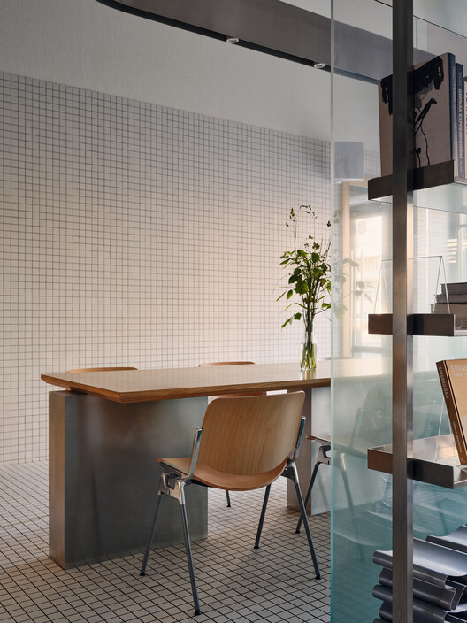 Cafeteria Atmospheric Urban Cafe / SNOB Architects - Fotografia de Interiores, Iluminação, Cadeira
