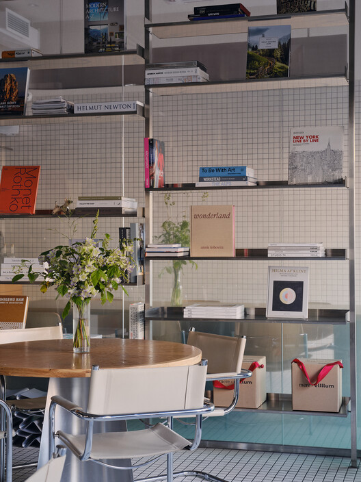 Cafeteria Atmospheric Urban Cafe / SNOB Architects - Fotografia de Exterior, Prateleira, Cadeira