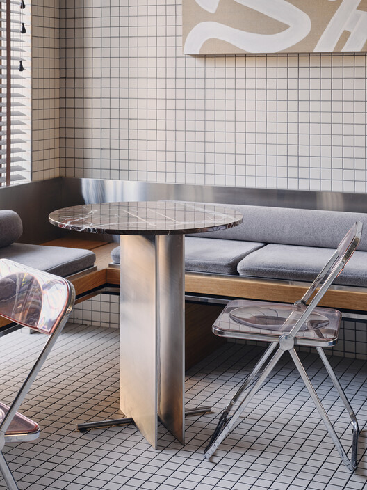 Cafeteria Atmospheric Urban Cafe / SNOB Architects - Fotografia de Interiores, Dormitório, Cadeira