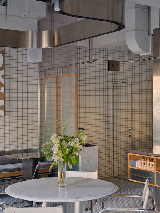 Cafeteria Atmospheric Urban Cafe / SNOB Architects - Fotografia de Interiores, Banheiro, Iluminação, Cadeira