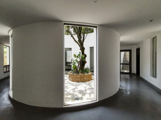 How to Frame the Landscape: Design Strategies in Residential Architecture How to Frame the Landscape: Design Strategies in Residential Architecture - Image 1 of 34