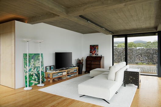 House CR / SO Arquitetura & Design - Interior Photography, Living Room, Wood, Chair, Beam