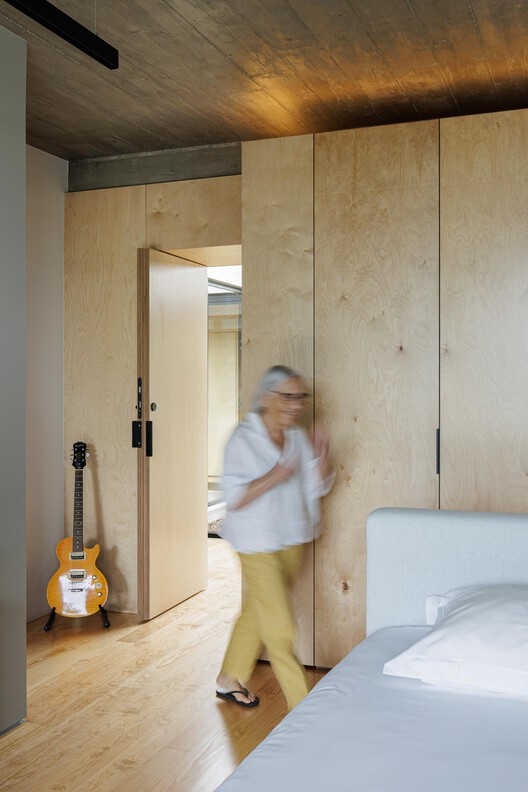 House CR / SO Arquitetura & Design - Interior Photography, Bedroom, Wood, Lighting, Chair