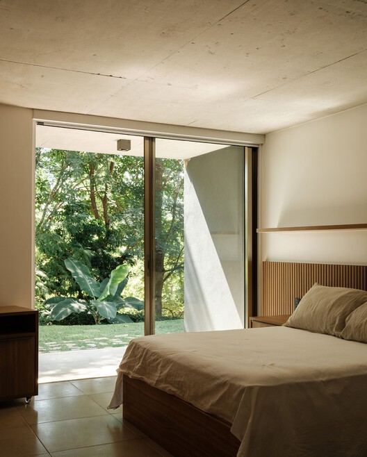 Itupeva House / UNA MUNIZVIEGAS Itupeva House / UNA MUNIZVIEGAS - Interior Photography, Bedroom, Wood, Bed
