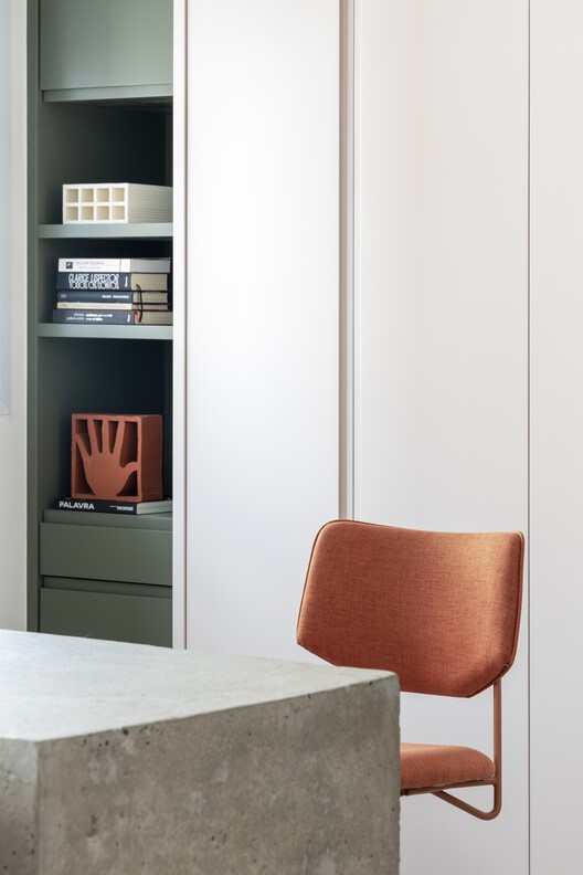 Araruama Apartment / Estúdio OLO - Interior Photography, Wood, Table, Shelving, Chair
