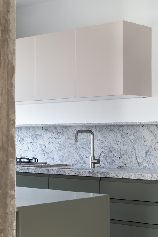 Araruama Apartment / Estúdio OLO - Interior Photography, Kitchen, Countertop, Sink, Glass