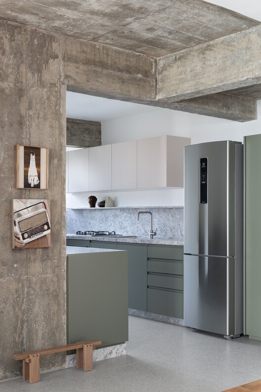 Araruama Apartment / Estúdio OLO - Interior Photography, Kitchen, Wood, Chair, Countertop