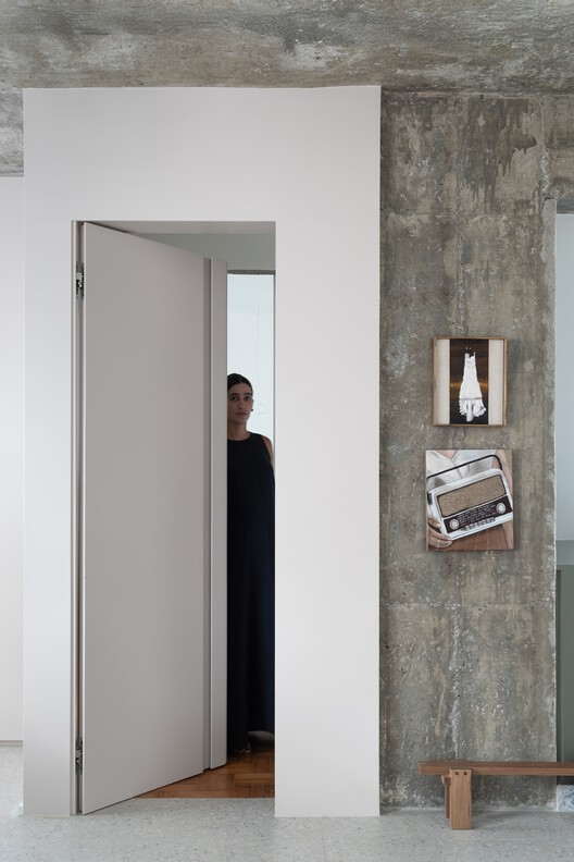 Araruama Apartment / Estúdio OLO - Interior Photography, Door, Concrete