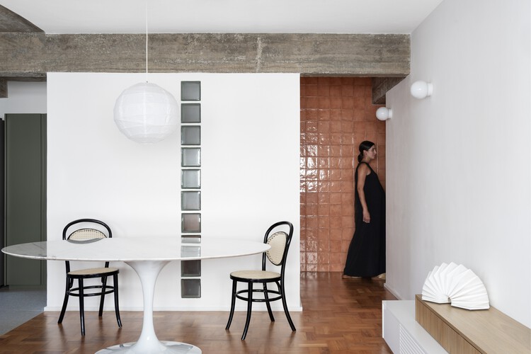 Araruama Apartment / Estúdio OLO - Interior Photography, Wood, Table, Chair