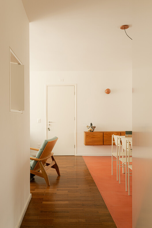 Apartamento Morgado de Mateus / Guido Otero Arquitetura + Gabriel César Arquitetura Apartamento Morgado de Mateus / Guido Otero Arquitetura + Gabriel César Arquitetura - Fotografía interior, Madera, Sillas