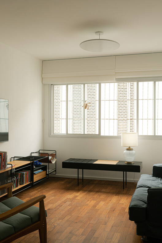 Apartamento Morgado de Mateus / Guido Otero Arquitetura + Gabriel César Arquitetura Apartamento Morgado de Mateus / Guido Otero Arquitetura + Gabriel César Arquitetura - Fotografía interior, Dormitorio, Madera, Mesas, Iluminación, Sillas, Vidrio