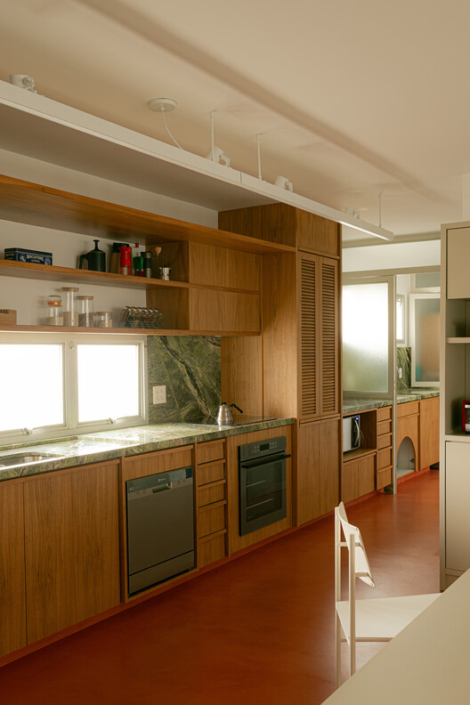 Apartamento Morgado de Mateus / Guido Otero Arquitetura + Gabriel César - fotografía de interiores, cocina, madera, encimeras, iluminación, vidrio, sillas