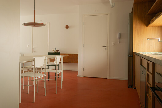 Apartamento Morgado de Mateus / Guido Otero Arquitetura + Gabriel César Arquitetura Apartamento Morgado de Mateus / Guido Otero Arquitetura + Gabriel César Arquitetura - Fotografía interior, Madera, Iluminación, Sillas, Mesas