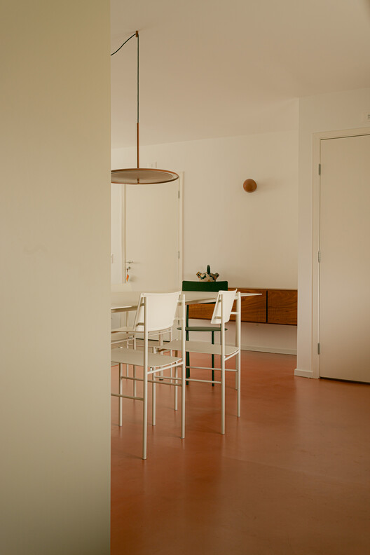 Apartamento Morgado de Mateus / Guido Otero Arquitetura + Gabriel César Arquitetura Apartamento Morgado de Mateus / Guido Otero Arquitetura + Gabriel César Arquitetura - Fotografía interior, Madera, Sillas