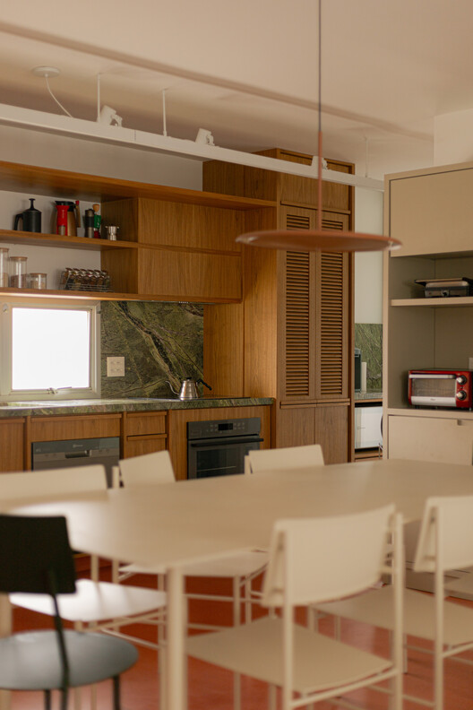 Apartamento Morgado de Mateus / Guido Otero Arquitetura + Gabriel César Arquitetura Apartamento Morgado de Mateus / Guido Otero Arquitetura + Gabriel César Arquitetura - Fotografía interior, Cocina, Madera, Mesas, Sillas, Iluminación, Vidrio