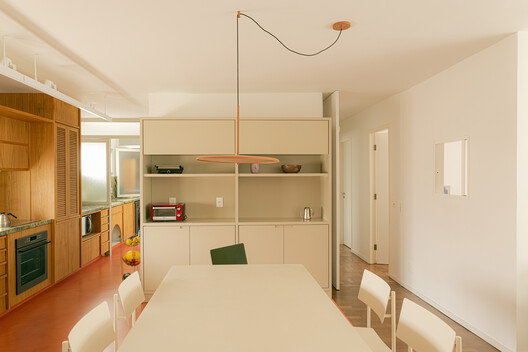 Apartamento Morgado de Mateus / Guido Otero Arquitetura + Gabriel César Arquitetura Apartamento Morgado de Mateus / Guido Otero Arquitetura + Gabriel César Arquitetura - Fotografía interior, Cocina, Madera, Mesas, Iluminación, Sillas, Encimera, Vidrio