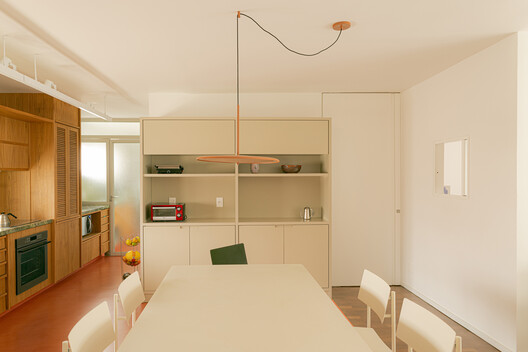 Apartamento Morgado de Mateus / Guido Otero Arquitetura + Gabriel César Arquitetura Apartamento Morgado de Mateus / Guido Otero Arquitetura + Gabriel César Arquitetura - Fotografía interior, Cocina, Madera, Mesas, Iluminación, Sillas