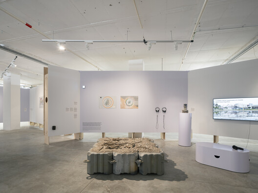 Garage Encounters / BUREAU (Daniel Zamarbide, Carine Pimenta, Galliane Zamarbide) Garage Encounters / BUREAU (Daniel Zamarbide, Carine Pimenta, Galliane Zamarbide) - Interior Photography, Lighting