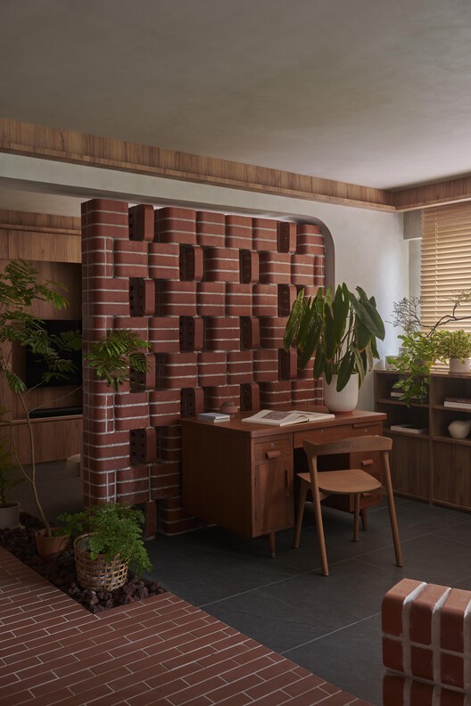 In a Park Apartment / L Architects - Interior Photography, Dining room, Wood, Brick