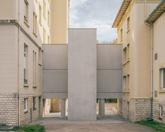 Connecting Gallery for the Les Verdaines Retirement Home / Agence Vulcano-Gibello - Exterior Photography, Concrete