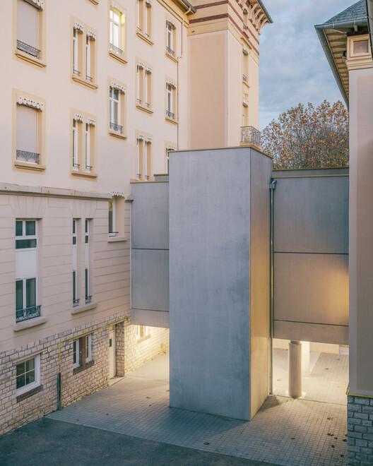 Connecting Gallery for the Les Verdaines Retirement Home / Agence Vulcano-Gibello - Exterior Photography, Concrete