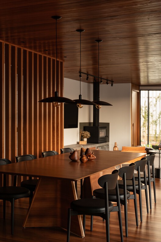 Entremontes House / Harpa Arquitetura - Interior Photography, Dining room, Wood, Lighting, Chair