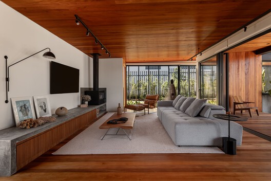 Entremontes House / Harpa Arquitetura - Interior Photography, Living Room, Wood, Table, Sofa, Chair