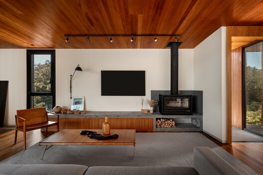 Entremontes House / Harpa Arquitetura - Interior Photography, Living Room, Wood, Lighting, Sofa