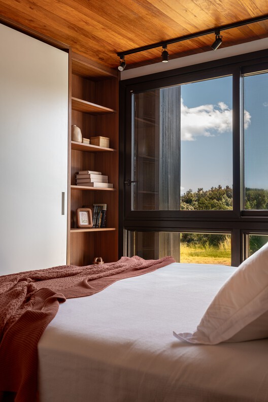 Entremontes House / Harpa Arquitetura - Interior Photography, Bedroom, Bed, Wood, Lighting