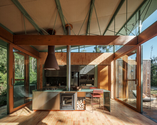 Mirzé Refuge / Estúdio HAA! - Interior Photography, Kitchen, Wood, Beam