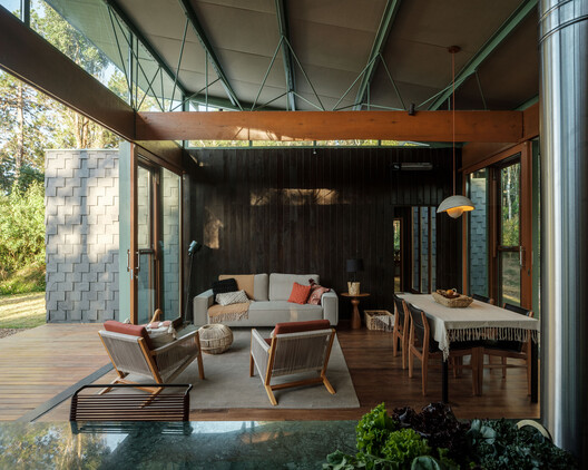 Mirzé Refuge / Estúdio HAA! - Interior Photography, Living Room, Wood, Chair, Table, Beam, Patio