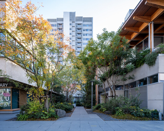 CHUNXI Marketplace and GULANG Gymnasium / Atelier Z+ CHUNXI Marketplace and GULANG Gymnasium / Atelier Z+ - Exterior Photography, Balcony